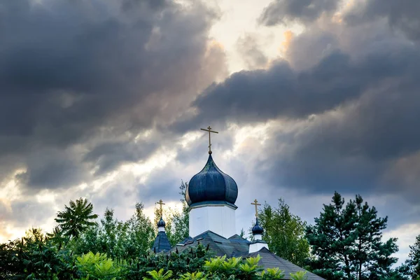 Natural light, a church in the forest. and dark sky. — Stock Photo, Image