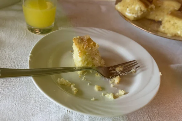 Dessert. Gabel und eine kleine Torte. in einem Glas Orangensaft. ein wenig ausprobiert. — Stockfoto