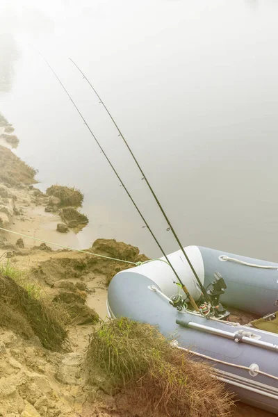 Il y a un bateau sur le rivage. il a un engin de pêcheur. côte escarpée — Photo