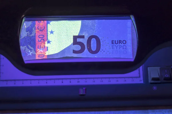Банкнота в 50 євро. автентифікація. крупним планом. є тонування — стокове фото