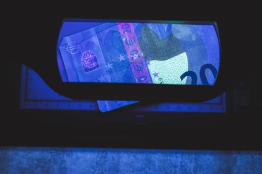 20 euro kimlik doğrulama. ultraviyole ışık onlara parlar.