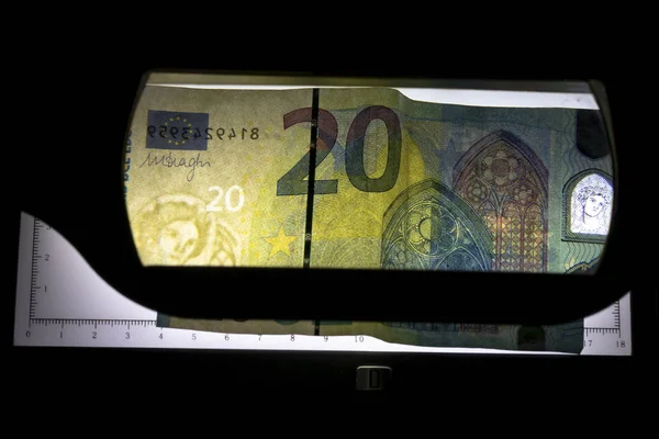 20 euro authentication. ultraviolet light shines on them. — Stock Photo, Image