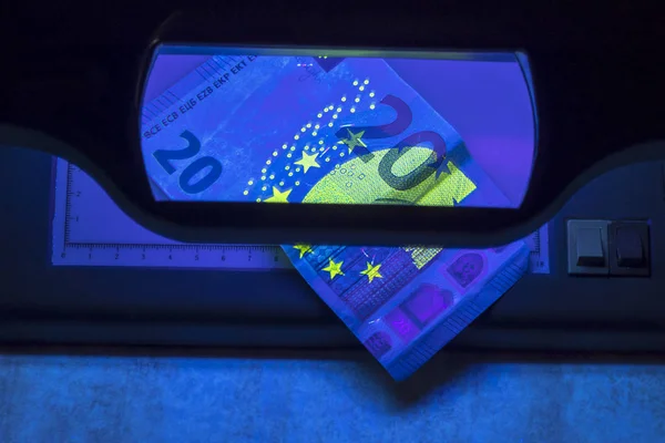 20 euro authenticatie. ultraviolet licht schijnt op hen. — Stockfoto