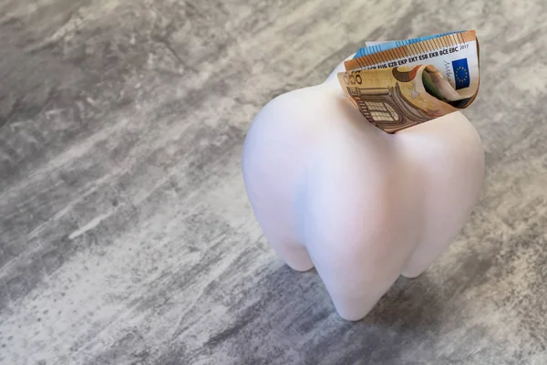 Dente grande nella forma di un salvadanaio. ha l'euro. odontoiatria pagata . — Foto Stock