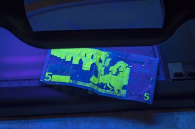 5 euro kimlik doğrulama. ultraviyole ışık onlara parlar.