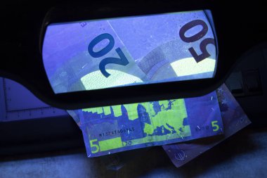 5 euro kimlik doğrulama. ultraviyole ışık onlara parlar.