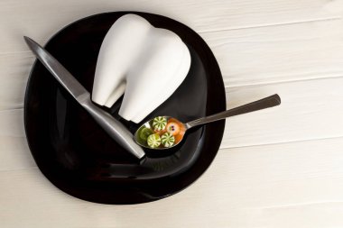 Kavram. akut diş ağrısı. bir doktor tarafından muayene. Bir sürü tatlı..