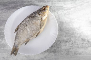 kurutulmuş çipura. genel arka plana karşı. Bir ton var. Plaka