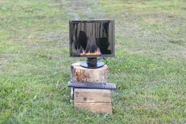 bilgisayar, yanan monitör. bir klavye vardır. önemsiz güncellemek için kavram zamanı.