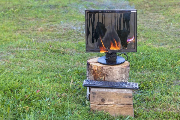 Computer, monitor in fiamme. c'è una tastiera. concetto tempo per aggiornare spazzatura . — Foto Stock