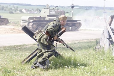 Minsk. Belarus. 25 Mayıs 2019. İkinci Dünya Savaşı olaylarının açıklaması. Keskin nişancı konuşlandırma yerini değiştirir