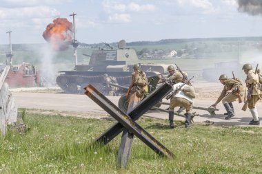 Minsk. Beyaz Rusya. 25 Mayıs 2019. İkinci Dünya Savaşı 'ndaki olayların tarifi. Kızıl Ordu askerleri savaşta bir top hazırlıyor..