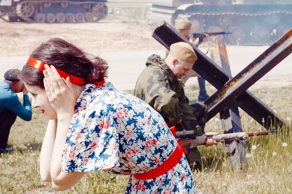 Minszk. Fehéroroszország. Május 25, 2019. A második világháború eseményeinek leírása. polgári pánikba esett a robbanás. A mesterlövész készül a lövés — Stock Fotó