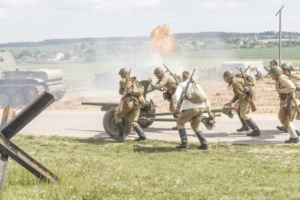 Minsk. Bielorrússia. 25 de maio de 2019. Descrição dos acontecimentos da Segunda Guerra Mundial. soldados do exército vermelho estão preparando um canhão em batalha. — Fotografia de Stock