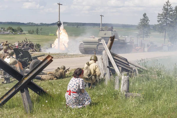 Minsk. Wit-Rusland. 25 mei 2019. Beschrijving van de gebeurtenissen van de Tweede Wereldoorlog. Vreedzame meisje. vlam uit de explosie van een schelp — Stockfoto