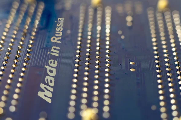 Yakın plan. Anakart mavi. Yazı Rusya 'da yazılmış..