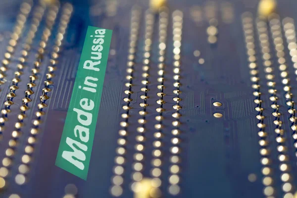 Yakın plan. Anakart mavi. Yazı Rusya 'da yazılmış..