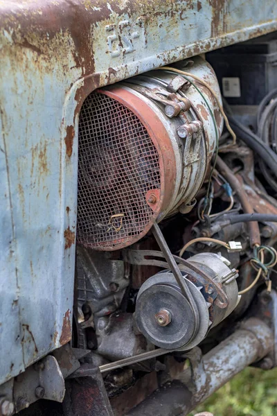 Retro tractor. t-25. breakage, oil flow in the cylinder. there is a tint. air cooling — Stock Photo, Image