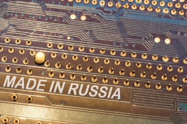 Yakın plan. Anakart mavi. Yazı Rusya 'da yazılmış..