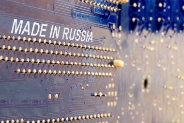 Yakın plan. Anakart mavi. Yazı Rusya 'da yazılmış..