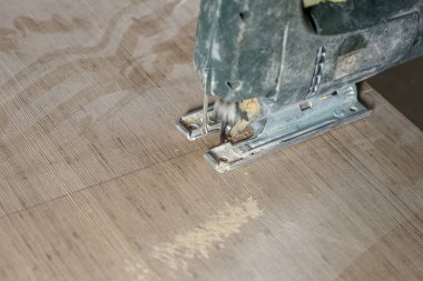 Yakın plan. Yapboz. Çalışanların elleri. Kontrplak kesiyorlar..