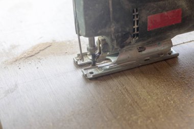 Yakın plan. Yapboz. Çalışanların elleri. Kontrplak kesiyorlar..