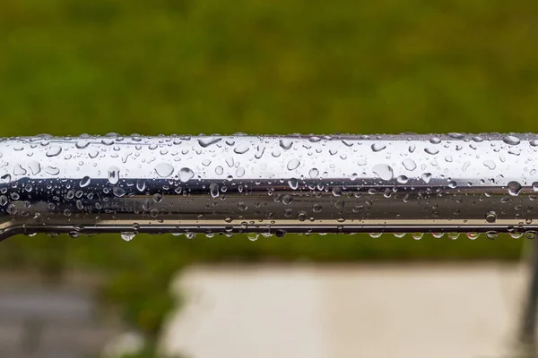 Iluminação pública. Está a chover. perryl de metal em gotas de água — Fotografia de Stock