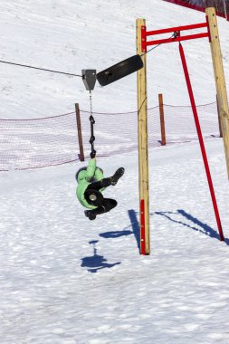Kışın güneşli bir gün. Kar yağıyor. Beyaz ceketli kız bungee 'den düştü..
