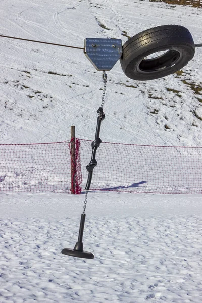 Día soleado en invierno. nieve alrededor. bungee en él no hay niños. lesión . — Foto de Stock