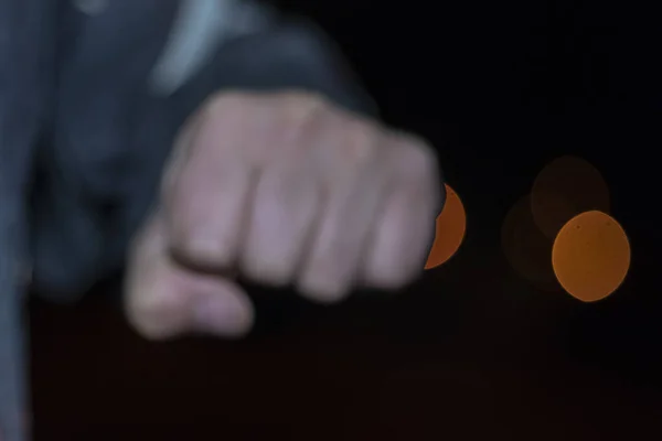 集中できない男の拳夜だ家庭での路上暴力の概念は. — ストック写真