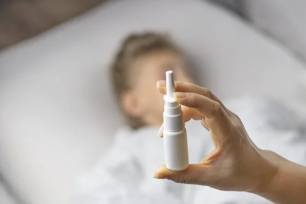 Tempat tidur. Gadis kecil dengan rambut putih berbohong. ibu membuat suntikan di hidung . — Stok Foto