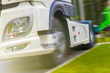 Gün ışığı. Kamyon yüksek hızda hareket ediyor. Ufuk çizgisi doğru değil, her şey bulanık..