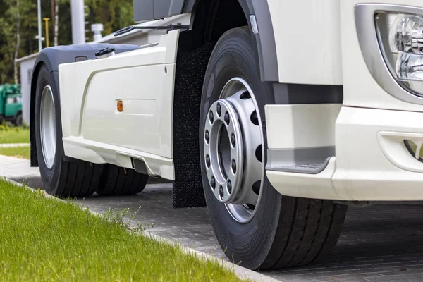 Światło Dzienne Ciężarówka Jest Parkingu Przyczepa Zniknęła Zbliżenie — Zdjęcie stockowe