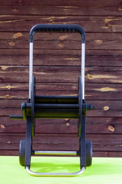 Gün ışığı. Çimlerin üzerinde bir hortum arabası var. yakın plan.