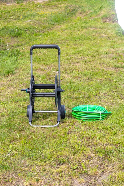 Tageslicht Auf Dem Rasen Steht Ein Schlauchwagen Nahaufnahme — Stockfoto