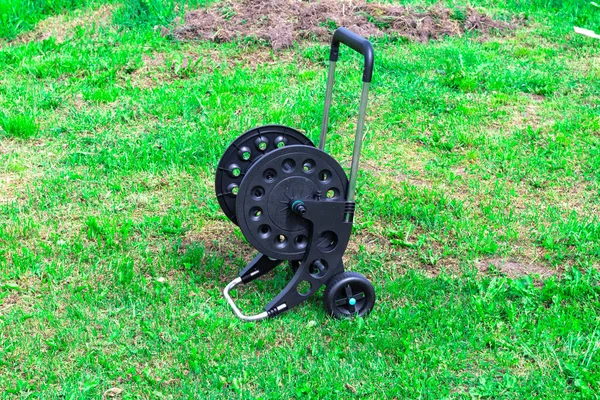 Tageslicht Auf Dem Rasen Steht Ein Schlauchwagen Nahaufnahme — Stockfoto