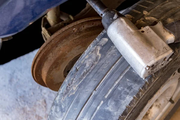 Taller Eliminado Una Rueda Coche Con Una Herramienta Especial Hay — Foto de Stock