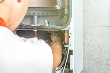 Usta duvara bir gaz maskesi yerleştirir ve ağırlığını duvara verir. Ön torpido gözü açık. Çöp temizleme, temizlik, tasfiye. Yakın plan..