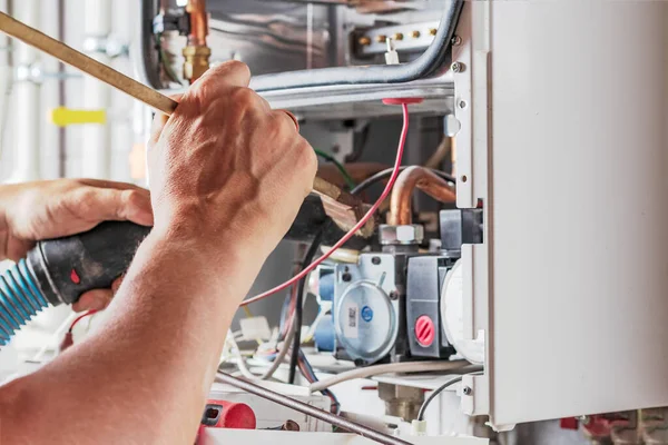 Der Meister Stellt Einen Gaskessel Auf Der Der Wand Hängt — Stockfoto