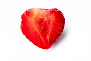 Beyaz arka planda çekilmiş. Sulu kırmızı çilekler. İkiye bölünmüş. Yakın plan.