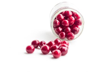 Gün ışığı. Beyaz arka planda kırmızı kiraz. Berry döküntüsü ve bize bak..