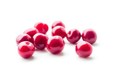 Gün ışığı. Beyaz arka planda kırmızı kiraz. Berry döküntüsü ve bize bak..