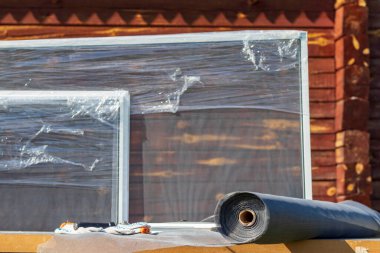 quito ağı örnekleri. Açık havada. Ürünlerin pencereye monte edileceği masaüstü. Arka planda eski bordo renk tarzında ahşap bir arkaplan.