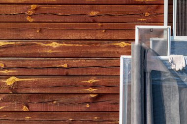 quito ağı örnekleri. Açık havada. Ürünlerin pencereye monte edileceği masaüstü. Arka planda eski bordo renk tarzında ahşap bir arkaplan.