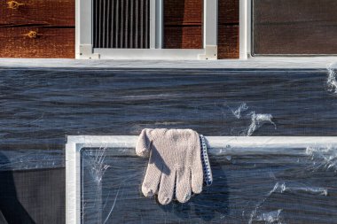 quito ağı örnekleri. Açık havada. Ürünlerin pencereye monte edileceği masaüstü. Arka planda eski bordo renk tarzında ahşap bir arkaplan.