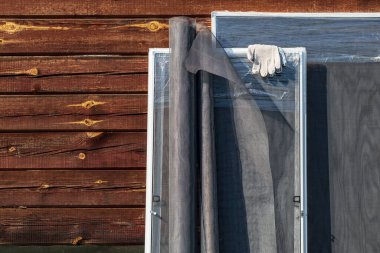 quito ağı örnekleri. Açık havada. Ürünlerin pencereye monte edileceği masaüstü. Arka planda eski bordo renk tarzında ahşap bir arkaplan.