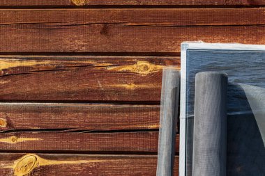 quito ağı örnekleri. Açık havada. Ürünlerin pencereye monte edileceği masaüstü. Arka planda eski bordo renk tarzında ahşap bir arkaplan.