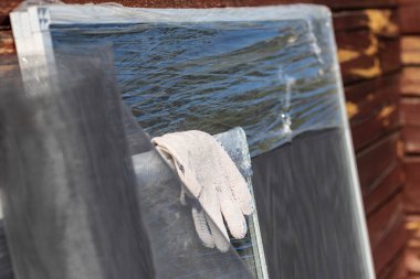 quito ağı örnekleri. Açık havada. Ürünlerin pencereye monte edileceği masaüstü. Arka planda eski bordo renk tarzında ahşap bir arkaplan.