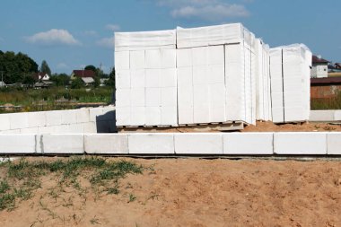 Sokak lambası. Beyaz bloklu bir bina inşa etmeye başla. Yatmak yapışkan bir zeminde gerçekleşir.