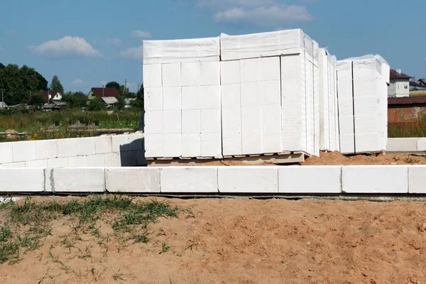 Sokak lambası. Beyaz bloklu bir bina inşa etmeye başla. Yatmak yapışkan bir zeminde gerçekleşir.